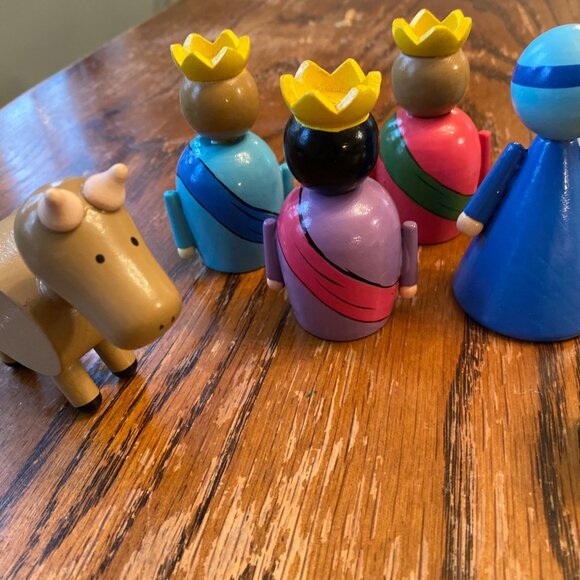 11 Piece Colorful Wooden Nativity Set With Hand-Painted Figures & Stable Accesso - Picture 8 of 8